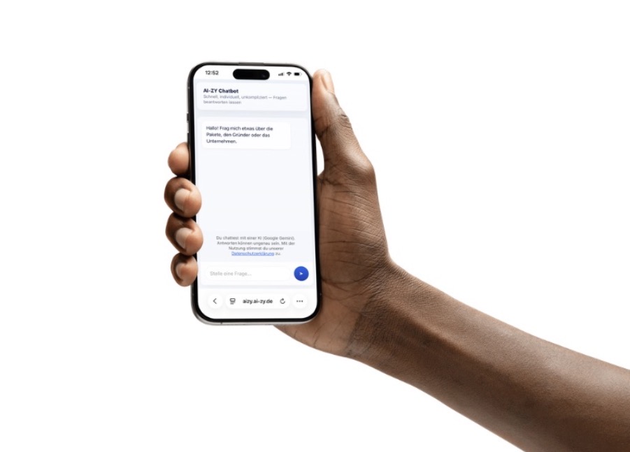 Gäste nutzen AI-ZY Tisch-Assistent auf dem Smartphone